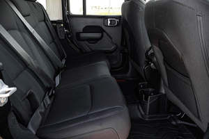 Jeep Wrangler Sport 4 portes 4x4 SUV Turbo Automatique Sièges en cuir Foncé R20 Phares LED électriques Caméra arrière 360° 2023 - Product Image 5