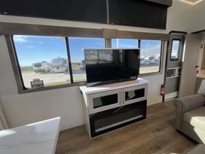 Venta al por Mayor de Autocaravanas Alliances 2024 2025 Benchmark 44LFT, de Aluminio Brillante, Ligeras, Plegables, Impermeables, 4x4, para Viajes - Product Image 4