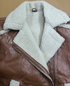 Veste en cuir de camionneur d'hiver pour hommes de Super qualité Style collège classique avec placement de Logo avant en fourrure de mouton véritable - Product Image 1