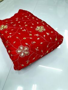 Tissu brodé en soie de qualité supérieure multicolore avec perles et motifs floraux en pierre pour les tenues ethniques comme les saris, les lehengas et les costumes. - Product Image 3