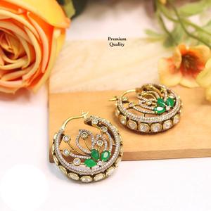 Pendientes Glamurosos de Primera Calidad con Acabado Dorado y Aspecto de Piedras para Mujeres y Niñas, Colección para Bodas y Fiestas - Product Image 1