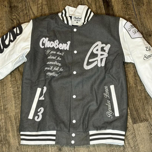 Veste universitaire d'hiver pour homme de haute qualité fabriquée par un fabricant OEM, broderie personnalisée du logo sur le devant, manches en laine, coupe-vent à bouton unique - Product Image 4