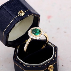 Bague de fiançailles en argent sterling 925 émeraude de laboratoire ronde forme ronde bague halo émeraude verte bague en argent faite à la main - Product Image 3