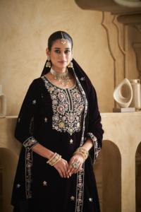 Costume de Palazzo Salwar Kameez en Velours pour Femme avec Broderie Lourde à Paillettes et Design Élégant pour Travail Manuel - Product Image 5