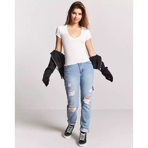 Vente en gros T-shirts noirs à col en V profond coupe ajustée pour femmes, toutes occasions, T-shirts à la mode pour femmes avec impression et étiquetage personnalisés - Product Image 6