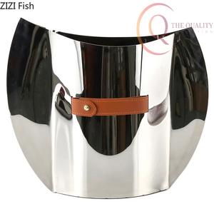 Vase de table décoratif en métal léger fait main avec finition contemporaine pour salons, chambres, bureaux et espaces commerciaux - Product Image 6