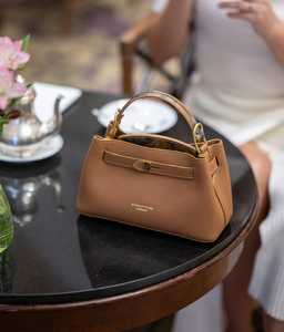 Bolso en relieve. Impresionante patrón floral negro y marrón con un mango circular. Disponible a precios mayoristas - Product Image 6