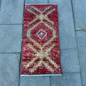 Tapis vintage 1,3 x 2,8 pieds, petit tapis turc, tapis patchwork rouge - Product Image 1