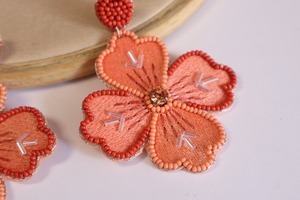 Boucles d'oreilles pendantes classiques en broderie de perles faites à la main pour femmes et filles, bijoux de mode en provenance d'Inde pour les tenues de soirée - Product Image 4
