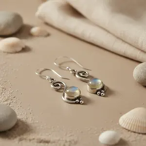 Boucles d'oreilles pendantes en argent 925 avec pierre de lune, plaquées or, motif géométrique en forme de cœur pour femmes, idéales pour les mariages, les fêtes, idée cadeau - Product Image 2