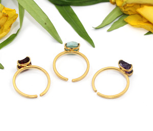 Minimalista Natural áspero rojo granate piedra 7MM punta ajuste 18K chapado en oro apilamiento anillos joyería de latón para mujeres al por mayor - Product Image 3