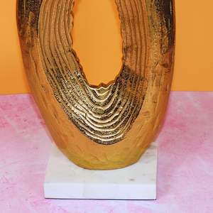 Escultura de aluminio contemporánea moderna declaración artística audaz para profesionales creativos chapada para decoración de espacios de trabajo - Product Image 2