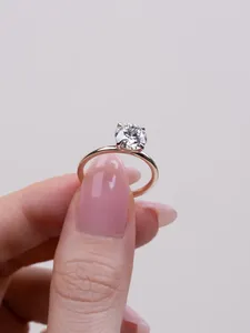Bague de fiançailles personnalisée en argent 925, moissanite ronde de 7 mm, sertie à griffes, plaquée rhodium, pour occasion de mariage - Product Image 3