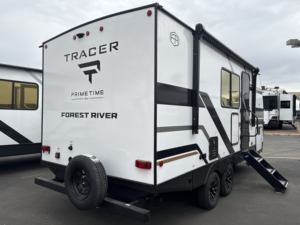 Remolque de Viaje Ligero On Demand 2025 2026 Prime Time RVs Tracers 195RB de 23 pies con Capacidad para 2-4 Personas en Venta - Product Image 3