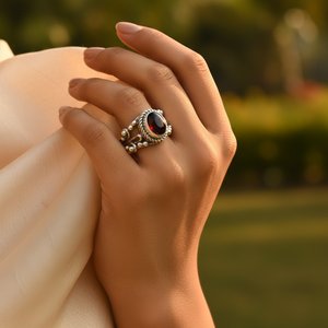 Bague en argent 925 plaqué rhodium avec grenat, bijou fin et délicat pour femmes - Product Image 2