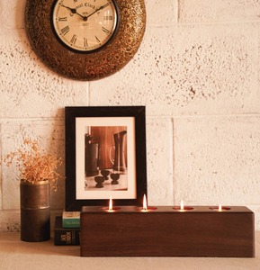 Porte-bougie en bois à quatre colonnes pour une décoration intérieure élégante, centre de table et éclairage d'ambiance chaleureux avec un design minimaliste - Product Image 3