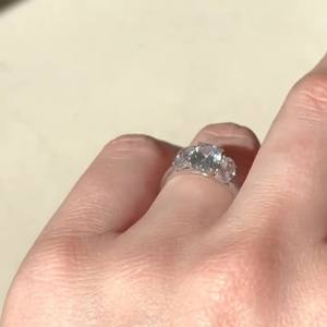 Anillo de compromiso de 3 piedras CZ blancas de corte ovalado de 10x8mm en plata chapada en oro | Joyería nupcial clásica para boda - Product Image 3