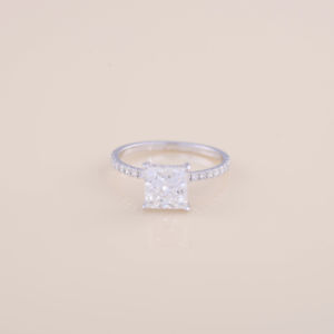 แหวนหมั้นเพชรทรงปรินเซสคัท 3.54 กะรัต เพชรเลี้ยงในห้องปฏิบัติการ พร้อมวงแหวนแบบ Pave ทรงกลม ทองคำขาว 18K สีขาว เหลือง และสีโรสโกลด์ - Product Image 1