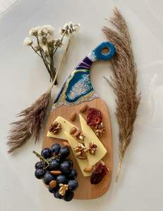 Planche à découper en résine et bois naturel conçue pour ajouter un charme visuel et une utilité à long terme à votre cuisine et à votre salle à manger - Product Image 1