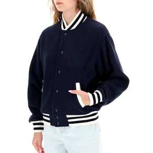 Veste varsity légère pour femme avec manches bicolores, détails brodés rétro et coupe parfaite pour la mode urbaine et universitaire - Product Image 1
