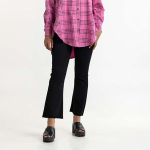 Vendedores de Pakistán de alta calidad de pantalones de mujer de mezclilla ajustados y relajados que ofrecen OEM ODM y MOQ para ropa de estilo de vida - Product Image 2