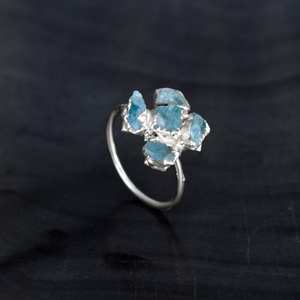 Bague en argent sterling 925 et or 14 carats avec aquamarine brute naturelle bleue, minimaliste, élégante, luxueuse, brute, délicate, mignonne, cadeau pour la mère - Product Image 4
