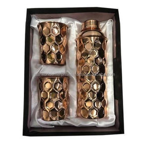 Bouteilles d'eau en cuivre pur disponibles à un prix abordable Bouteille en cuivre écologique avec tasse Cuisine et verres de table - Product Image 6