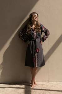 Vestido de estilo bohemio gris Vyshyvanka para mujer con bordado popular ucraniano, regalo hecho a mano pensativo - Product Image 5