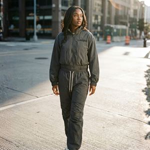 Conjunto Deportivo Personalizado 2026 para Mujer, Ligero, Estilo Urbano, Ecológico, de Nailon y Algodón, con Pedrería 3D, Chaqueta Corta y Pantalones Jogger Holgados - Product Image 1