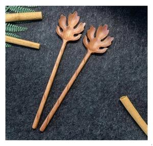 Ensemble de cuillères de service écologiques comprenant une cuillère sculptée et une cuillère en bois parfaites pour la cuisson de desserts à base de riz ou d'accompagnements - Product Image 1
