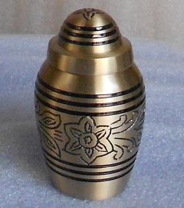 Urna de cremación de recuerdo de metal de latón de la mejor calidad para cenizas humanas, suministros funerarios, urnas de cremación simbólicas de fabricante indio - Product Image 6