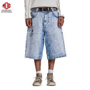 Pantalones cortos de mezclilla con lavado ácido y estampado lateral estilo tatuaje gótico para hombre - Product Image 2