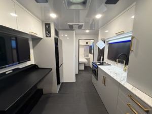 Remolque de Viaje inTechs RV Black Wing 830-X Hauler 2024 2025 a Precio Económico para Campamentos Móviles - Product Image 5