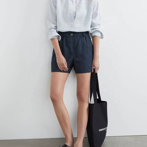 Pantalones Cortos de Lino Estilo 2026 para Mujer con Detalle de Volantes en la Cintura, Botones Oscuros y Bolsillos Delanteros Inclinados - Product Image 1