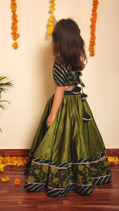 Ensemble Lehenga Choli en coton vert moderne pour enfants Bachapan Idika |   Tenue ethnique pour les fêtes, les mariages, les remises de diplômes et les festivals - Product Image 2