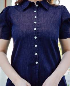 Elegante Camisa de Mezclilla Azul para Mujer con Mangas Abullonadas y Cuello de Camisa, Diseñada para un Uso Diario Cómodo y Casual en la Oficina o de Viaje - Product Image 2