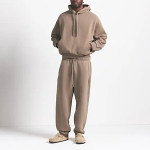 Conjunto Deportivo Informal Personalizado con Estampado Urbano, Sudadera y Pantalones Deportivos, Estilo Holgado y Regular para Hombre - Product Image 1