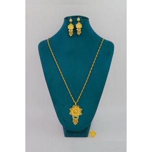 Conjunto de colgante chapado en oro Conjunto de colgante tradicional de fiesta de joyería india de aspecto dorado de alta calidad con pendientes para mujer - Product Image 3