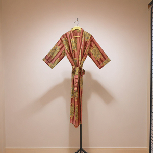 ชุดกิโมโนสำหรับผู้หญิงสีแดงสนิมสุดหรูชุดเดรสสปาผ้าซาตินพิมพ์ลายใบไม้สีทองชุดใส่อยู่บ้านสำหรับสปาในรีสอร์ท - Product Image 1