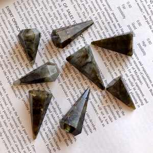 Pendule en forme de cône facetté en labradorite bleue naturelle, pierre précieuse reliée, cristal de guérison, radiesthésie, cristaux rares faits à la main - Product Image 2