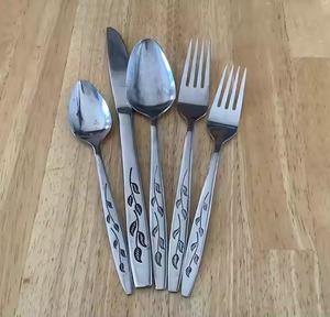 Couverts élégants en finition argentée avec motif d'oiseau doré, collection de couverts haut de gamme pour les repas et les rassemblements spéciaux - Product Image 4