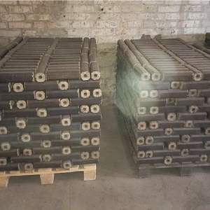 Briquettes de bois dur de qualité supérieure de 6mm granulés de bois à motif de bâton de pin et de sciure de bois à haut rendement énergétique dans un emballage en sac. - Product Image 3