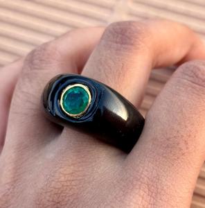 Bague de déclaration sculptée à la main en pierre précieuse d'onyx noir naturel avec cristal vert au centre bijoux en onyx - Product Image 5