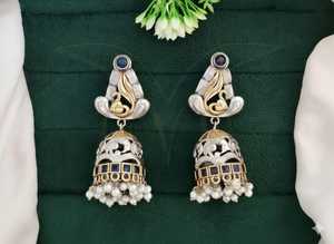 Boucles d'oreilles Jhumka bicolores style fusion antique, idéales pour les mariages, les fêtes, les tenues festives et les vêtements ethniques indiens - Product Image 3