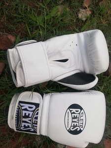 Gants de boxe professionnels en cuir jaune néon Sports Paradiso avec logo personnalisé, coupe-vent et séchage rapide pour l'entraînement et l'usage quotidien - Product Image 5
