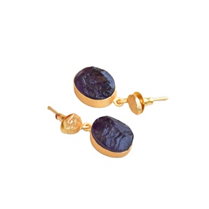 Pendientes Elegantes con Piedra Preciosa en Forma de Gota, Acabado en Oro Mate y Joyería de Calidad Artesanal - Product Image 3