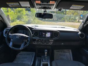 Toyota Tacoma TRD Off Road V6 2017, Doble Cabina, LB, 4WD - Product Image 3