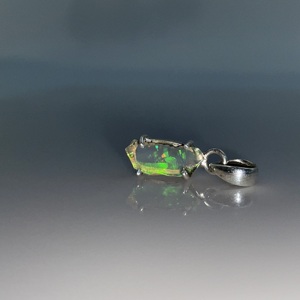 Pendentif vintage en opale naturelle éthiopienne, pierre précieuse brute, fait à la main, opale brute de feu multi, cadeau de mariage pour femme en cuivre - Product Image 1