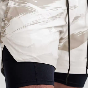 กางเกงขาสั้นตาข่ายสำหรับผู้ชายผ้าโพลีเอสเตอร์แบบมีเชือกรูดมีสองชั้น5นิ้วพิมพ์ซับลิเมชัน100% ตามสั่ง - Product Image 2