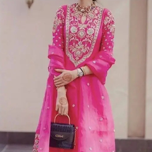 DESIGNER INDIEN/PAKISTANI TRENDY ZARI BRODERIE TRAVAIL SUR KURTA & PANTALON AVEC ROBE DUPATTA pour fête/mariage = 2024 - Product Image 1
